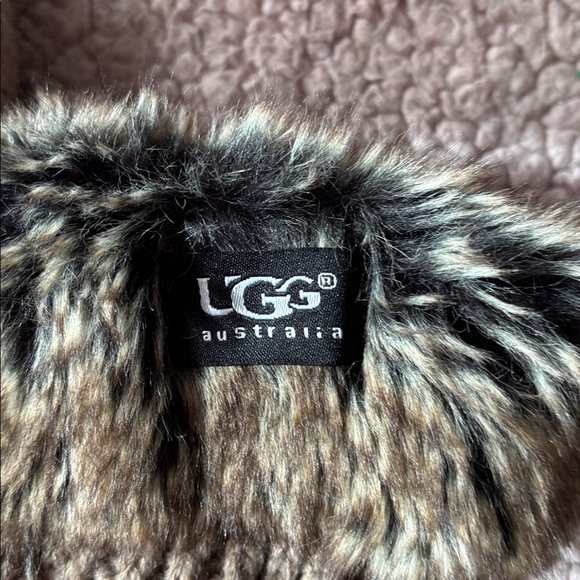 UGG Beige Knit Beanie and Mittens Set - Picture 5 of 6